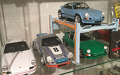 Porsche with Gulf 4-Post Lift Diorama
